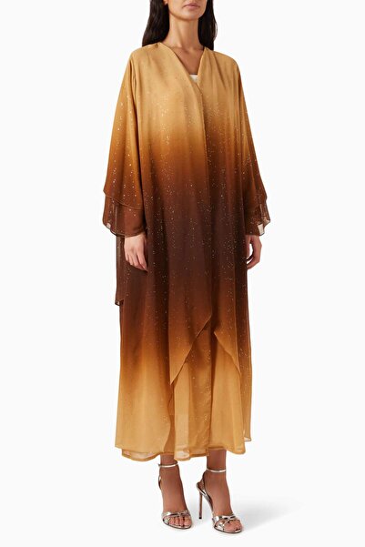 Beige Collection عباية مطرزة بتفاصيل لامعة توفر أناقة وراحة خارجية للعصر.