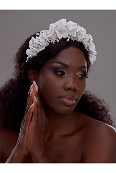 Magic Tiara Çiçek ve İnci Detaylı Gelin Taç – El İşçiliği Yoğun Çiçek Desenli...