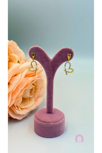 Moond Accessories أقراط ذهبية متدلية على شكل قلب من الفولاذ