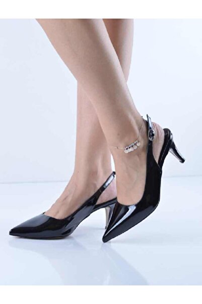 Şanslı Ayakkabıcılık حذاء أسود من الجلد اللامع بكعب قصير مفتوح من الخلف