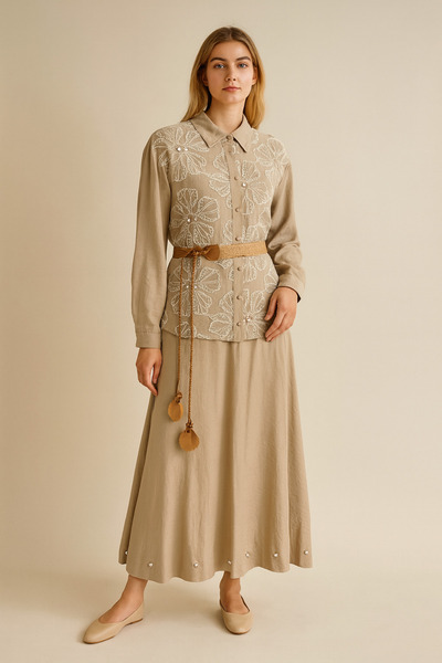 Gazella 44813 GÖMLEĞİN ÖNÜ DÜĞMELİ KOLU MANŞETLİ ÖNÜ ÇİÇEK İŞLEMELİ İNCİ DETA...