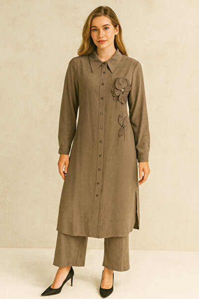 Gazella 43839 ÖNÜ DÜĞMELİ KRAUZE YAKA ÖNÜ NAKIŞLI VE TAŞ İŞLEMELİ ÇİÇEK İŞLEM...