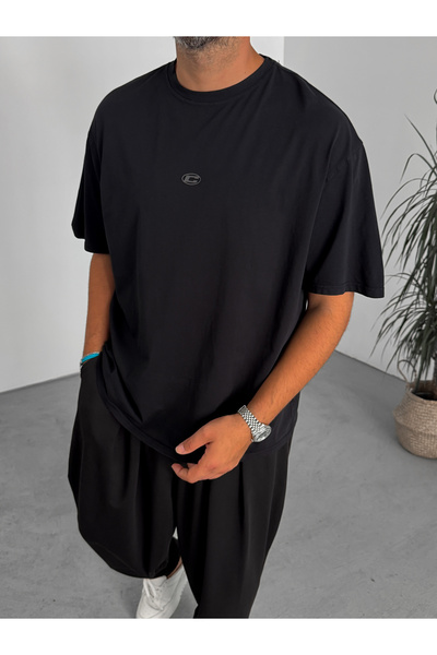 BYBASICMAN Черна тениска с релефен принт, подходяща за пране C-1755