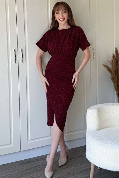 Dilay Gökoğlu Butik Kısa Kollu Drapeli Taşlı Midi Bordo Elbise