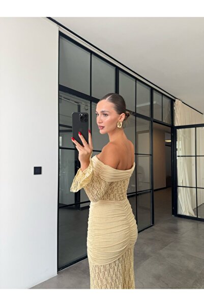 BB Bensu Buyruk MADONNA YAKA DRAPELİ SARI DANTEL ELBİSE