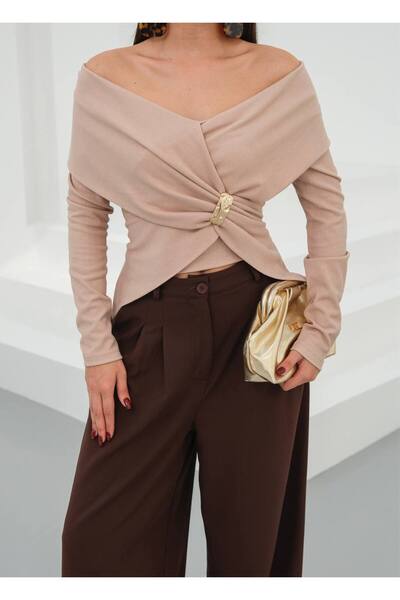 Butik Beyza Madonna galléros blúz fém kiegészítőkkel