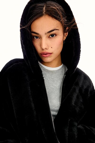 Bershka Kapüşonlu suni kürk efektli ceket