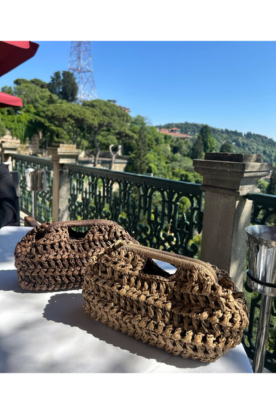 Merve Bayraktar kahverengi motifli clutch