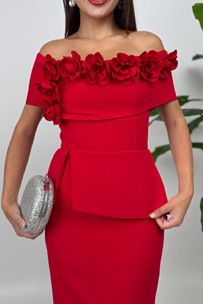 Dolcha Vivenza Gül Detaylı Omuz Açık Kayık Yaka Uzun Kırmızı Abiye Elbise, Nişan ve Davet Zarafeti