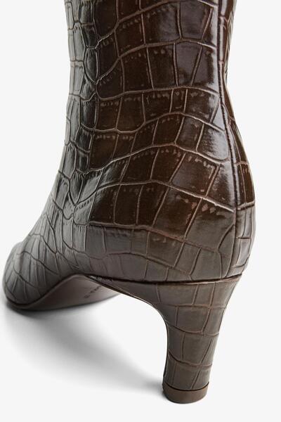 Bershka Sivri burunlu topuklu bot