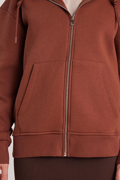 Tudors Γυναικείο φούτερ με κουκούλα καφέ χρώματος με διπλή τσέπη με φερμουάρ και εσωτερικό βαμβακερό φλις