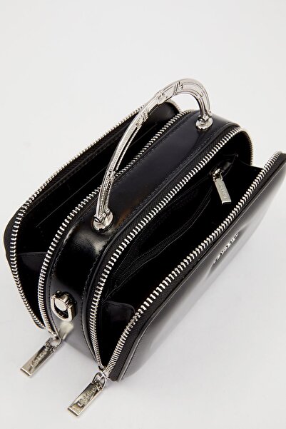 Levidor Τσάντα ώμου με λεπτομέρεια από μαύρο μεταλλικό λουράκι