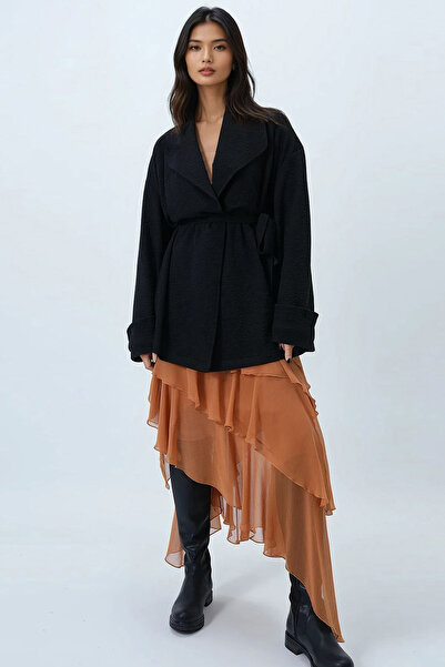 Trend Alaçatı Stili Dámská černá dlouhá bunda s šátkovým límcem a samotexturovaným páskem Alc-X14481