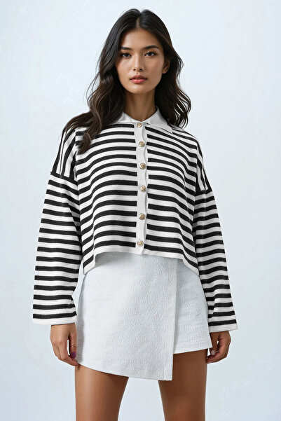 Trend Alaçatı Stili Ecrufarbene, kurze Strickjacke mit Polokragen und Metallknöpfen für Damen mit Streifenmuster Alc-X14440