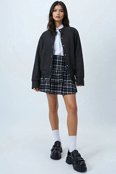 Trend Alaçatı Stili Anthrazitfarbene Bomberjacke für Damen mit weicher Textur, zwei Taschen und Fleece-Innenfutter Alc-X14412