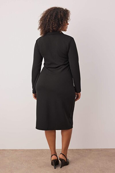 Trendyol Curve Czarna sukienka z marszczonym kołnierzem i detalami z krepy, w dużych rozmiarach TBBAW26AH00009