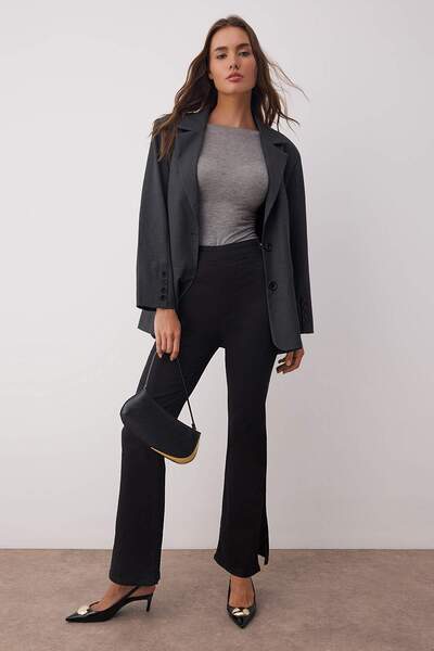 Trendyol Collection Schwarze, hoch taillierte, bequeme/flexible Flare-Jeans m...