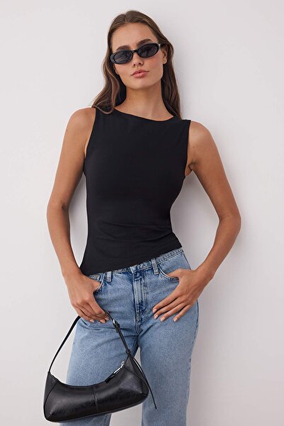 Trendyol Collection Czarna asymetryczna bluzka z marszczonym kołnierzem rowerowym i elastycznym dzianinowym rękawem TWOSS25BZ00599