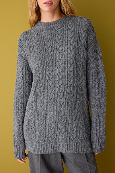 Trendyol Collection Anthrazitfarbener, weich strukturierter, weit geschnittener Strickpullover TWOAW26KZ00135