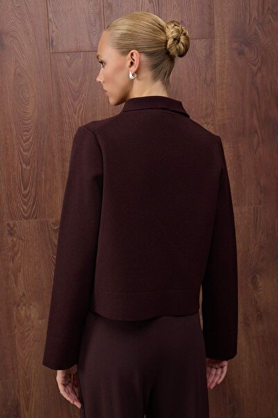 Trendyol Collection Speciální kolekce hnědého pleteného kardiganu z bavlněné směsi s polo výstřihem a detailem kapsy TWOAW26HI00180