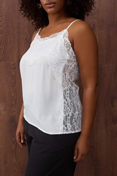 Trendyol Curve Специална колекция Екру без презрамки дантела детайли фина тъкан плюс размер блуза TBBAW26AF00050