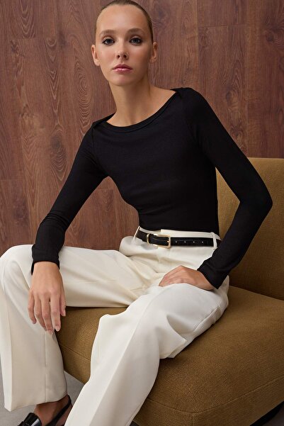 Trendyol Collection Schwarze, figurbetonte, dehnbare Strickbluse mit U-Boot-A...