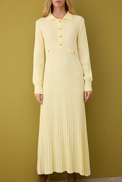 Trendyol Modest Φόρεμα με ριμπάνα με λεπτομέρεια από μεταλλικό κουμπί σε κίτρινο χρώμα TCTAW26EB00012