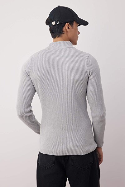 Trendyol Collection Grauer, einfarbiger Strickpullover aus Baumwolle mit halbem Rollkragen TMNAW21KZ0568