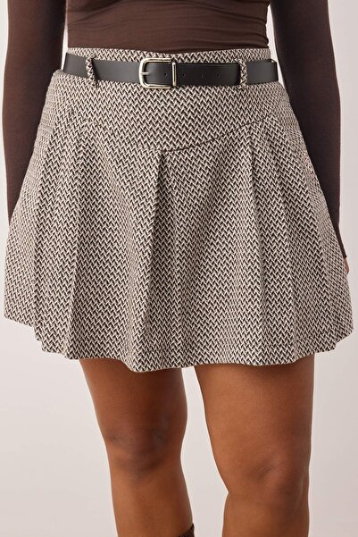 Trendyol Curve Vícebarevné zimní šortky s páskem, krátké šortky velké velikosti, vzhled sukně TBBAW26AP00003