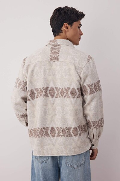 Kolekcia Trendyol Ecru Unisex Regular Fit Etnická zimná drevorubačská bunda s chlopňou a dvojitým vreckom Tmnaw23Go00119