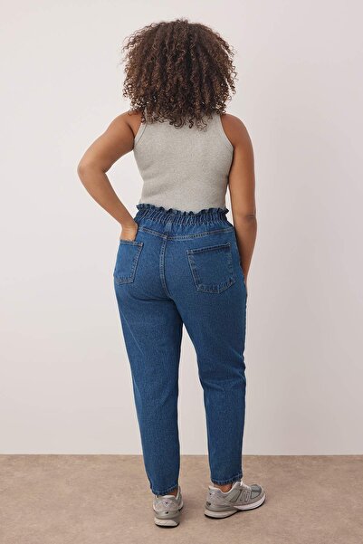 Trendyol Curve Blugi Mom albastru cu talie înaltă, elastică, mărime mare TBBAW23JE00002