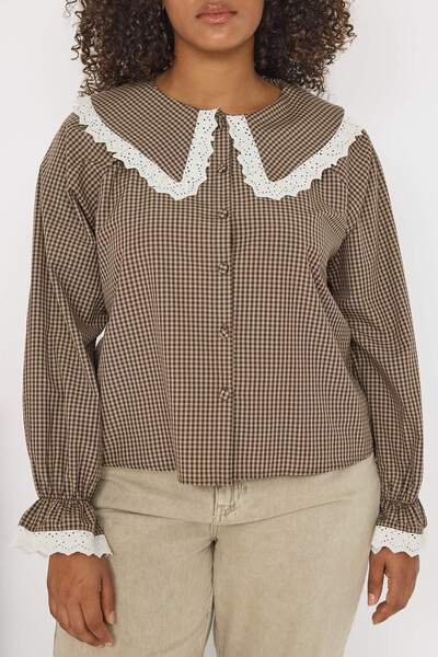 Trendyol Curve Μπλούζα με δαντέλα καρό καφέ υφαντό μεγάλου μεγέθους TBBAW26AF00047