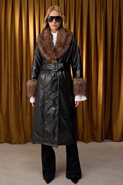 Kolekcia Trendyol Špeciálna kolekcia Oversize dlhý kabát z čiernej umelej kože s detailom kožušiny, mono zapínanie TWOAW26KB00039