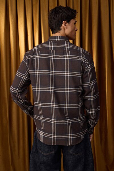 Trendyol Collection Специална колекция Кафява риза с редовна кройка и каре за мъже TMNAW26GO00003