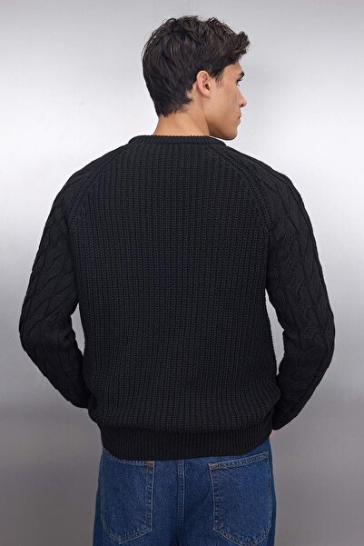 Trendyol Collection Schwarzer lässiger Unisex-Pullover mit normaler Passform aus Wolle mit Rundhalsausschnitt und Haarstrickdetail TMNAW22KZ2059