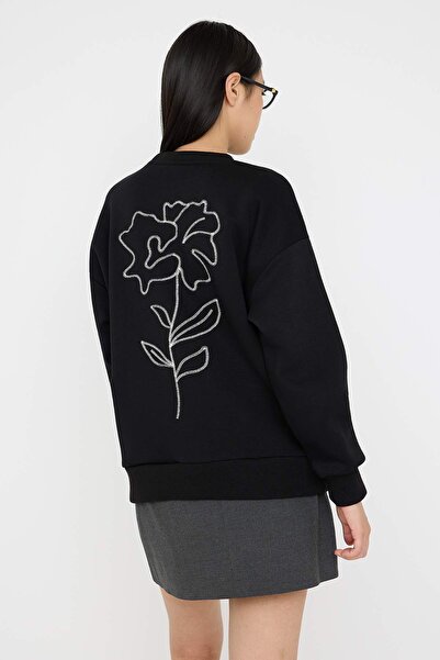 Trendyol Collection Тийнейджърска черна широка блуза с висока яка отпред и отзад, с бродерия на цветя, TWOAW26SW00054