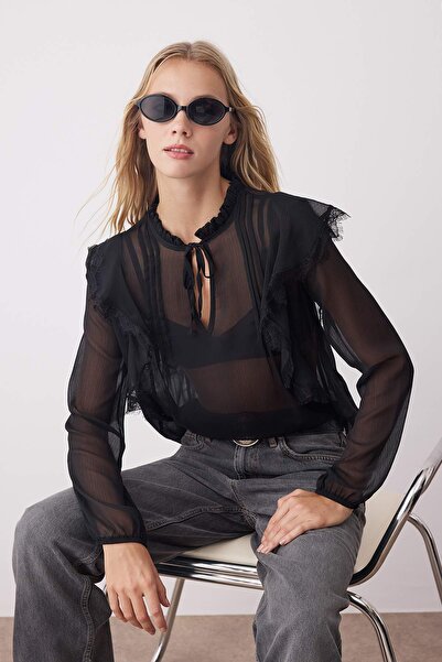 ترينديول كوليكشن بلوزة شيفون سوداء شفافة منسوجة بتفاصيل دانتيل TWOAW26BZ00182