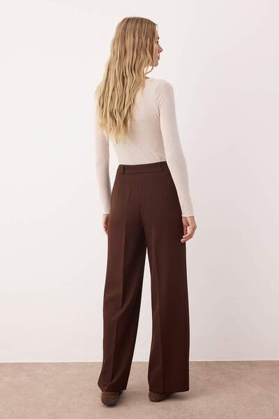 Trendyol Collection Hnědé skládané kalhoty se širokými nohavicemi TWOAW25PL00109