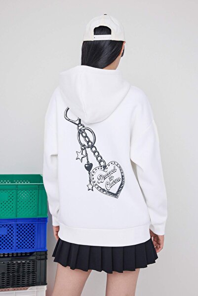 Trendyol Collection Ecru Back Printed Oversize/Gneish Mold Hooded Thick Fleece Inside Knitted Sweatshirt Twoaw26Sw00079