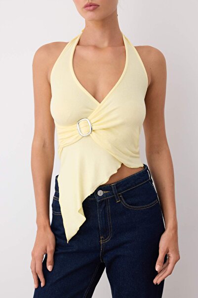 Trendyol Collection Hellgelbe gestrickte Partybluse mit zweireihigem Ausschnitt und Accessoire-Detail TPRSS25BZ00048