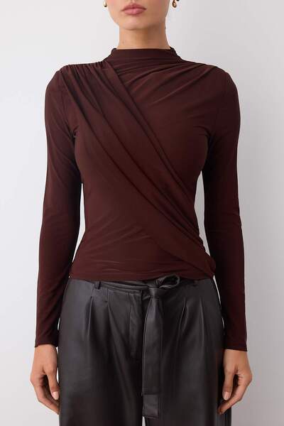 Trendyol Collection Hnědá pletená společenská halenka s detaily z vlněného úpletu TPRAW26BZ00020