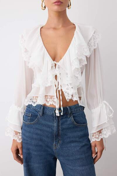 Trendyol Collection Ecru Transparente Spitze, detaillierte, gerüschte, gewebte Partybluse TPRAW26BZ00015