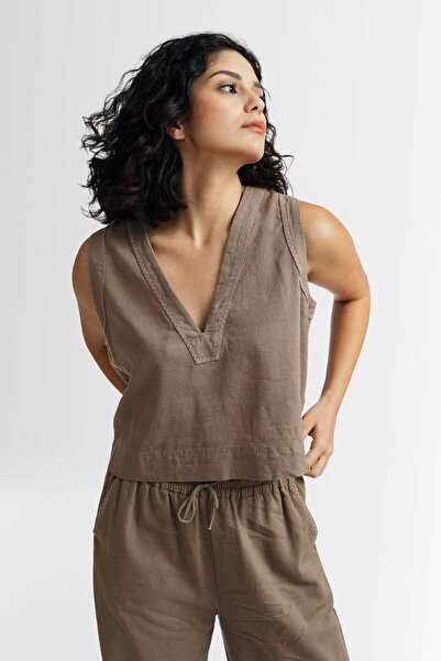 JOJOMIA توب نينا قصير برقبة على شكل حرف V ومطرز بتفاصيل ترابية