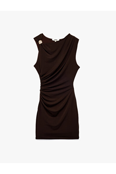 Koton Μίνι βραδινό φόρεμα με μεταλλικά αξεσουάρ Draped Degaje γιακά αμάνικο Slim Fit