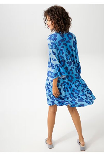 Şans Γυναικείο φόρεμα μεγάλου μεγέθους μπλε, με μπροστινό κουμπί μισό πατ, λεπτομέρεια βολάν υφαντό βισκόζη 65N39030