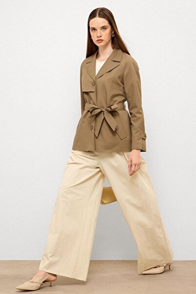 Olcay Pelerin Detaylı Arkası Plikaşe Su İtici Özellikli Kısa Trençkot VİZON 6772