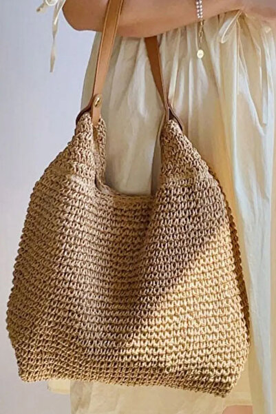 FASHION COCKTAIL Πλεκτή καλοκαιρινή μποέμικη τσάντα από μαλακό ψάθι με δερμάτινη λαβή και εσωτερική τσέπη με κουμπωτή επένδυση