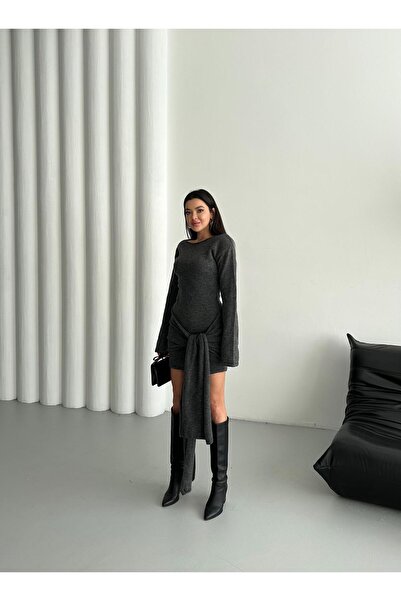 Laluvia Antracitové krátké šaty s předním zavazováním