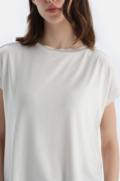 Dagi Off-White Off-Shoulder Stitching Detailed Viscose T-Shirt Pants Pajama Set