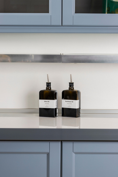 color house 2-Piece 750 ml Oil Pot Sauce Bowl Vinegar Bottle Olive Oil Bottle Sippy-Free Lid Black Dark Glass-White Label